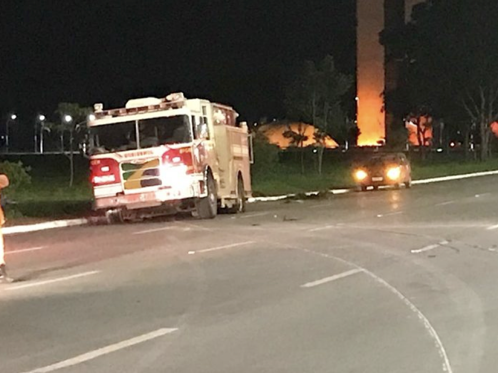 Bombeiro enlouquecido furta caminhão e é parado a tiros, perto do Congresso Nacional. Dizem que a intenção era explodir Brasília