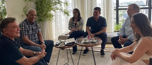 aslavaro rece3bendo moro e esposa