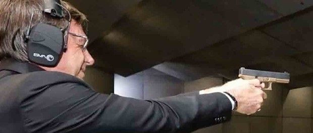 bolsonaro atirando