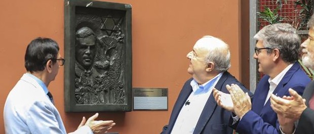 Exibidão entrega escultura de cônsul português que salvou 30 mil vidas durante a Segunda Guerra Mundial