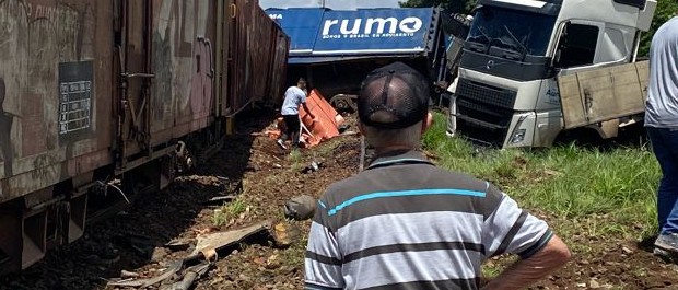 Desastre em Rolândia.<br>Trem bate em um caminhão, descarrilha e atinge em uma casa.<br>Temos o vídeo
