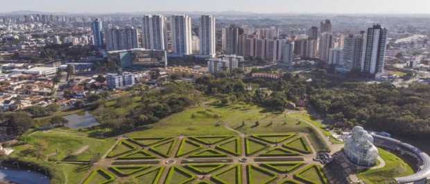 Viagens corporativas:<br>A “Nossa Curitiba” foi o terceiro destino do Brasil em 2023. Os dados são da plataforma especializada Omnibees e foram divulgados no evento Fórum Panrotas